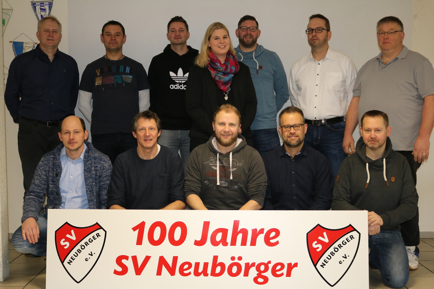 Den Vorstand im Jubiläumsjahr bilden (hinten von links) Andreas Schröer (Beisitzer), Michael Wübben (Technikwart), David Kossen (Sportwart), Julia Korte (Schriftführerin), Christoph Wöste (Vorsitzender), Stefan Koop (2. Vorsitzender), Peter Broer (Beisitzer) sowie (vorne v. l.) Markus Wiggerthale (Beisitzer), Michael Kossen (Technikwart), Thomas Schürmann (Beisitzer), Frank Michels(Jugendwart) und Hans Hermes (Beisitzer). Zum Vorstand gehört außerdem Andre Rosenboom(Kassenwart). Foto: SV Neubörger